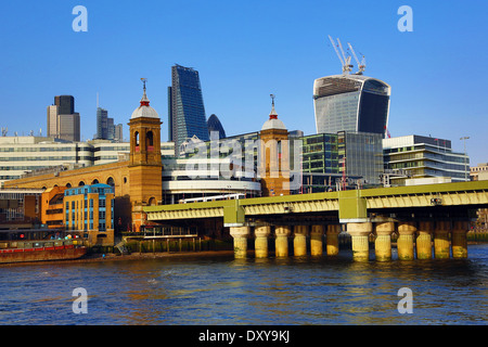 Themse mit Cannon Street Railway Bridge und die Skyline der City of London in London, England Stockfoto