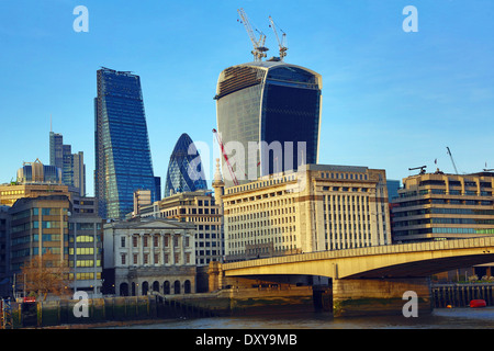 Die Leadenhall Gebäude, auch bekannt als die Cheesegrater und 20 Fenchurch Street Walkie-Talkie Gebäude in der Skyline der Stadt von London, engl. Stockfoto