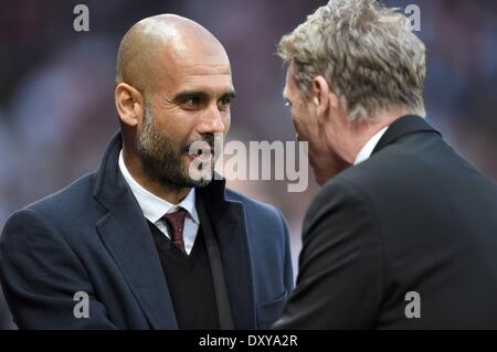 Manchester, UK. 1. April 2014. Old Trafford, Manchester, England, UEFA Championsleague-Viertelfinale. Manchester United gegen Bayern München. Trainer Pep Guardiola (FC) grüßt David Moyes (Manchester United FC) Credit: Action Plus Sport Bilder/Alamy Live News Stockfoto