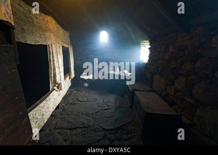 'Feld-Betten"im Schlafzimmer im Blackhouse bei Arnol, Isle of Lewis, Western Isles, Schottland, UK Stockfoto