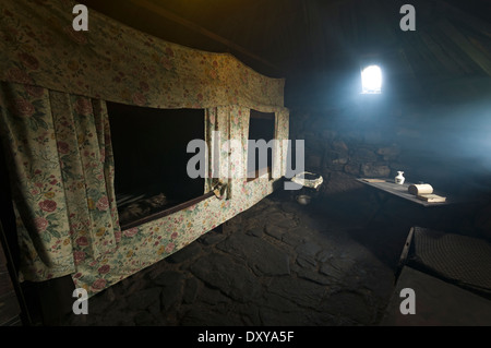 'Feld-Betten"im Schlafzimmer im Blackhouse bei Arnol, Isle of Lewis, Western Isles, Schottland, UK Stockfoto