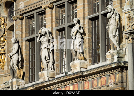 BRÜSSEL, Belgien – kunstvolle Statuen zieren die Fassade eines der historischen Gebäude am Grand Place, dem zentralen Platz von Brüssel. Die skulpturalen Details, die charakteristisch für die belgische Barockarchitektur sind, zeigen die künstlerische Handwerkskunst des späten 17. Jahrhunderts. Diese dekorativen Elemente sind Teil des reichen architektonischen Erbes des UNESCO-Weltkulturerbes. Stockfoto