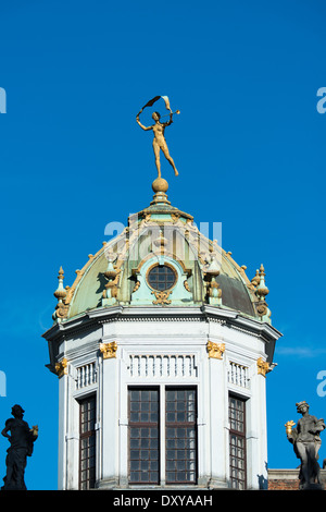 BRÜSSEL, Belgien – die kunstvolle Kuppel und die Statue, die das Haus des Königs von Spanien krönt, stehen am Grand Place. Diese historische gildenhalle, die ursprünglich die Bäckergilde beherbergte, verfügt über unverwechselbare barocke architektonische Elemente. Das Gebäude, das nach 1695 rekonstruiert wurde, stellt eines der bemerkenswertesten architektonischen Wahrzeichen des Platzes dar. Stockfoto