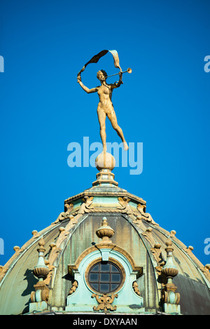 BRÜSSEL, Belgien – die kunstvolle Kuppel und die Statue, die das Haus des Königs von Spanien krönt, stehen am Grand Place. Diese historische gildenhalle, die ursprünglich die Bäckergilde beherbergte, verfügt über unverwechselbare barocke architektonische Elemente. Das Gebäude, das nach 1695 rekonstruiert wurde, stellt eines der bemerkenswertesten architektonischen Wahrzeichen des Platzes dar. Stockfoto