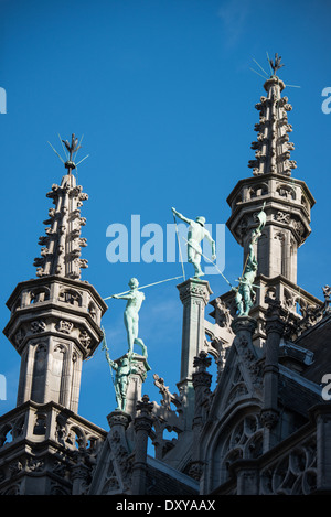 BRÜSSEL, Belgien – das Maison du ROI (Königshaus), auch bekannt als Broodhuis (Brothaus), steht an der Nordostseite des Grand Place. Dieses in den 1870er Jahren rekonstruierte Gebäude im gotischen Stil beherbergt heute das Museum der Stadt Brüssel. Die aufwändige Fassade des Gebäudes veranschaulicht die Interpretation der mittelalterlichen brabantinischen gotischen Architektur aus dem 19. Jahrhundert. Stockfoto