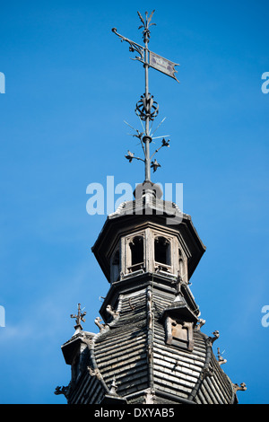 Maison du ROI Detail Grand Place Brüssel Belgien // BRÜSSEL, Belgien — das Maison du ROI (Königshaus), auch bekannt als Broodhuis (Brothaus), steht an der Nordostseite des Grand Place. Dieses in den 1870er Jahren rekonstruierte Gebäude im gotischen Stil beherbergt heute das Museum der Stadt Brüssel. Die aufwändige Fassade des Gebäudes veranschaulicht die Interpretation der mittelalterlichen brabantinischen gotischen Architektur aus dem 19. Jahrhundert. Stockfoto