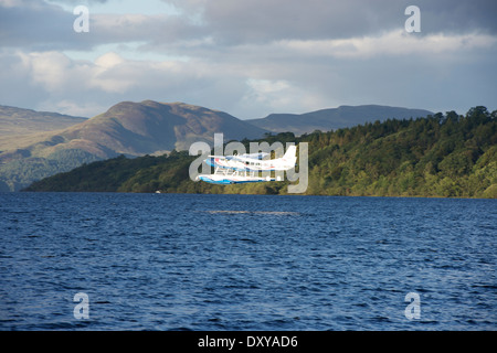 Wasserflugzeug startet vom Loch Lomond. Stockfoto