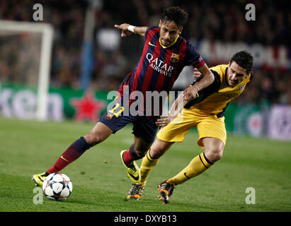 Barcelona, Spanien. 1. April 2014. Barcelonas Neymar (L) wetteifert um den Ball während der UEFA-Champions-League-Viertelfinale Hinspiel match gegen Atletico Madrid im Camp Nou in Barcelona, Spanien, 1. April 2014. Das Spiel endete mit einem 1: 1-Unentschieden. Bildnachweis: Pau Barrena/Xinhua/Alamy Live-Nachrichten Stockfoto