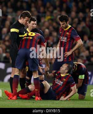 Barcelona, Spanien. 1. April 2014. Barcelonas Andres Iniesta (unten) argumentiert mit dem Schiedsrichter während der UEFA-Champions-League-Viertelfinale Hinspiel match gegen Atletico Madrid im Camp Nou in Barcelona, Spanien, 1. April 2014. Das Spiel endete mit einem 1: 1-Unentschieden. Bildnachweis: Pau Barrena/Xinhua/Alamy Live-Nachrichten Stockfoto