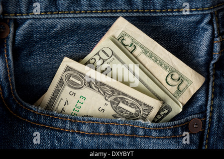 Nahaufnahme von US Währung Verkleben der Tasche Blue Jeans Stockfoto