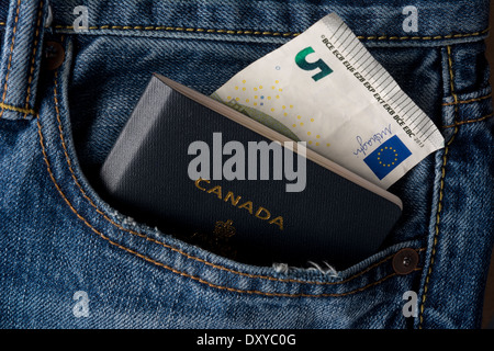 Blue-Jeans-Tasche mit kanadischen Pass und Euro Währung Stockfoto