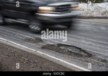 Schlagloch In der Straße Stockfoto