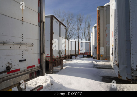 LKW-Anhänger geparkt im Schnee Stockfoto