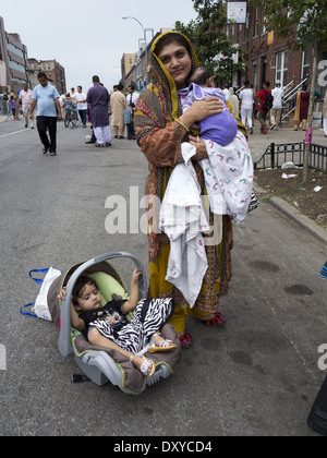 Pakistanischen Unabhängigkeitstag Street Festival und Messe in kleinen Pakistan im Abschnitt Erfolges von Brooklyn, NY, 2012. Stockfoto