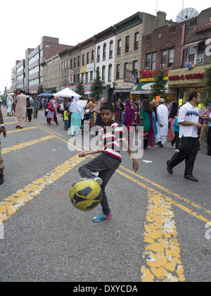 Pakistanischen Unabhängigkeitstag Street Festival und Messe in kleinen Pakistan im Abschnitt Erfolges von Brooklyn, NY, 2012. Stockfoto