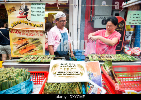 Otak Otak-Stall in der lebhaften Nachtmarkt auf der Jonker Street in Melaka. Stockfoto