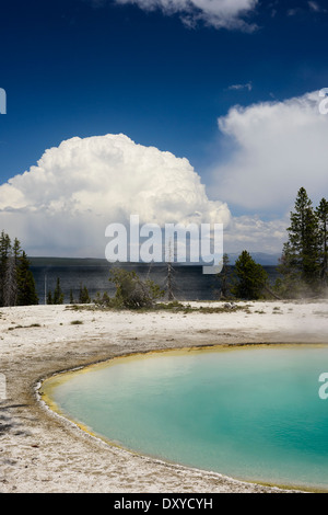 Blue Funnel Spring ist eine heiße Quelle befindet sich in der unteren Gruppe der West Thumb Becken auf dem Ufer von Yellowstone See. Stockfoto