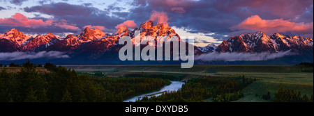 Sonnenaufgang auf die Grand Teton Berge aus dem Snake River Overlook. Stockfoto