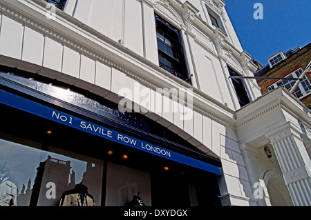 Ansicht von Savile Row bekannt für seine traditionellen Maßschneiderei für Männer, Mayfair, London, England, Vereinigtes Königreich Stockfoto