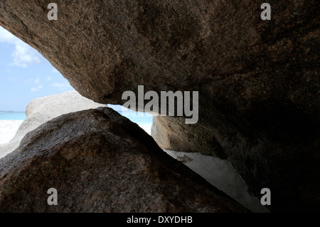 Granitfelsen in Petite Anse auf La Digue, Seychellen Stockfoto