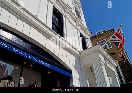 Ansicht von Savile Row bekannt für seine traditionellen Maßschneiderei für Männer, Mayfair, London, England, Vereinigtes Königreich Stockfoto