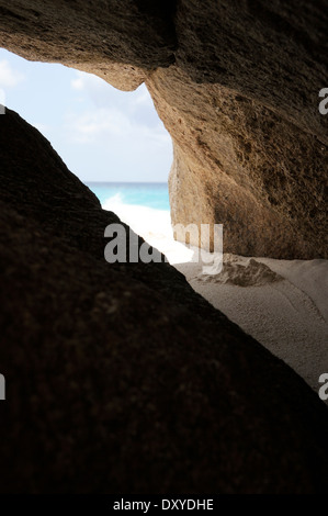 Granitfelsen in Petite Anse auf La Digue, Seychellen Stockfoto