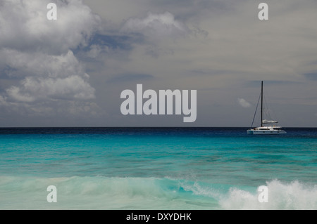 Segelboot aus der Petite Anse Beach in La Digue, Seychellen Stockfoto