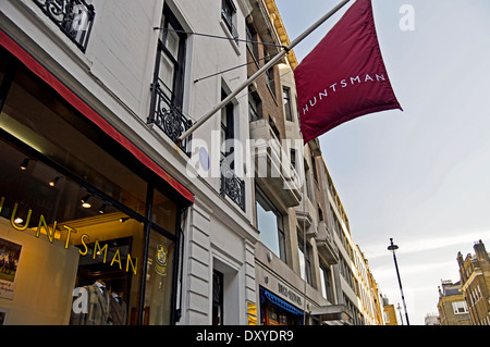 Ansicht von Savile Row bekannt für seine traditionellen Maßschneiderei für Männer, Mayfair, London, England, Vereinigtes Königreich Stockfoto