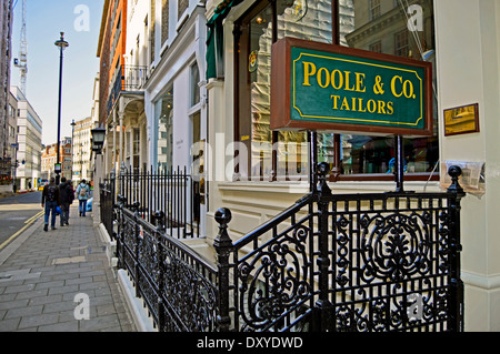 Ansicht von Savile Row bekannt für seine traditionellen Maßschneiderei für Männer, Mayfair, London, England, Vereinigtes Königreich Stockfoto