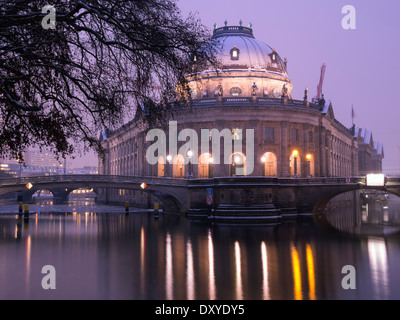 Winternacht am Spree entlang mit malerischen Blick auf das berühmte Bodemuseum in Berlin Stockfoto