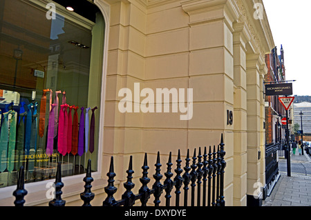 Ansicht von Savile Row bekannt für seine traditionellen Maßschneiderei für Männer, Mayfair, London, England, Vereinigtes Königreich Stockfoto