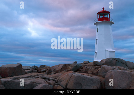 Peggys Cove Leuchtturm auf einer stürmischen Winternacht, Nova Scotia, Kanada. Stockfoto