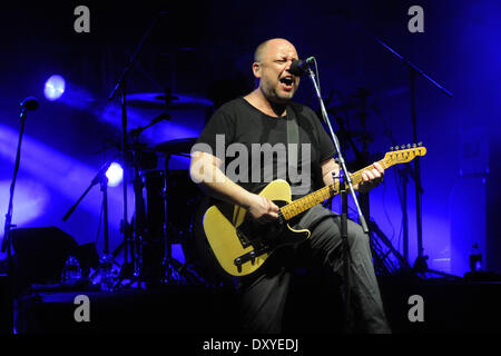 (140402)--MONTEVIDEO, 2. April 2014 (Xinhua)--Sänger und Gitarrist Black Francis der amerikanischen band 'Elfe führt während der Rock ' n' Herbstfest im Sommertheater in Montevideo, der Hauptstadt von Uruguay, am 1. April 2014. (Xinhua/Nicolas Celaya) Stockfoto