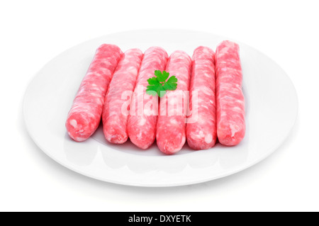 ein Teller mit etwas rohem Schweinefleisch Fleisch Wurst auf einem weißen Hintergrund Stockfoto