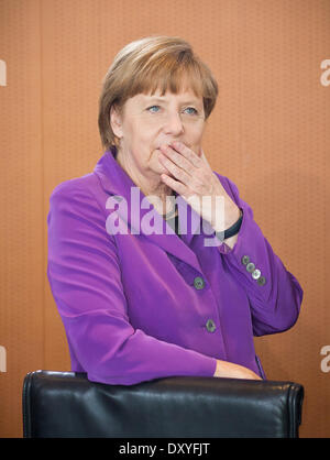 Berlin, Deutschland. 2. April 2014. Bundeskanzlerin Angela Merkel wartet auf den Beginn der Kabinettssitzung im Kanzleramt in Berlin, Deutschland, 2. April 2014. Foto: MICHAEL KAPPELER/Dpa/Alamy Live News Stockfoto