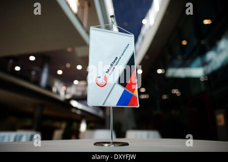 Dresden, Deutschland. 2. April 2014. Eine Werbung Flagge gesehen auf dem 7. Kongress der deutsch-russischen Ware im internationalen Congress Center in Dresden, Deutschland, 2. April 2014. Ca. 340 Experten versammeln sich in der Sitzung, die wissenschaftliche-technische Zusammenarbeit auf dem Gebiet der Rohstoffe bis zum 03 April zu diskutieren. Foto: ARNO BURGI / Dpa/Alamy Live-Nachrichten Stockfoto