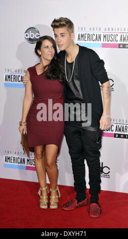 Der 40. Jahrestag American Music Awards 2012 im Nokia Theatre L.A. Live - Ankünfte mit statt: Pattie Mallette, Justin Bieber Where: Los Angeles Kalifornien USA bei: 18 Nov 2012.com Stockfoto