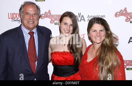 Die Premiere von "A Christmas Story The Musical" im Lunt-Fontanne Theatre – Ankünfte Featuring: Stewart F. Lane, Leah Lane, Bonnie Comley Where: New York Vereinigte Staaten bei: 19. November 2012 Stockfoto