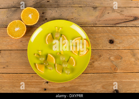 Fruchtige Schmetterlinge, ein Vorschlag für ein kreatives Kind dessert Stockfoto