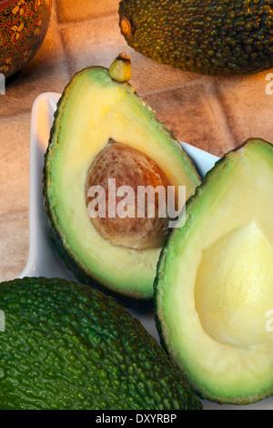 Avocado oder Alligator Pear ist die Frucht des Baumes Avocado (Persea Americana) Stockfoto