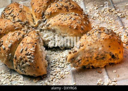 Ein Laib Brot frisch gebackene Sonnenblumenkerne Stockfoto