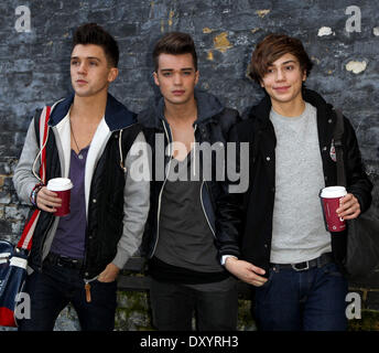 X-Factor-Finalisten und Richter kommen an die Proberäume mit: Jamie Hamblett, George Shelley, Josh Cuthbert, Union J wo: London England bei: 26. November 2012 Stockfoto