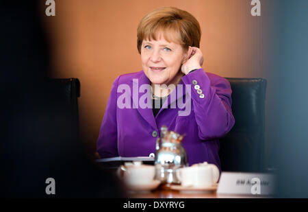 Berlin, Deutschland. 2. April 2014. Bundeskanzlerin Angela Merkel wartet auf den Beginn der Kabinettssitzung im Kanzleramt in Berlin, Deutschland, 2. April 2014. Foto: MICHAEL KAPPELER/Dpa/Alamy Live News Stockfoto