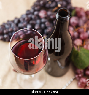 Flasche und Glas Rotwein - Studio gedreht Stockfoto