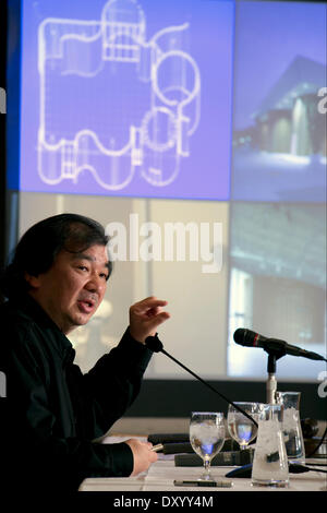 Tokio, Japan. 2. April 2014. Der Gewinner von "Pritzker Architecture Prize" des japanische Architekten Shigeru Ban spricht über seine Arbeit und erklärt, was es für ihn bedeutet, gewinnt den Preis dieses Jahr an der Foreign Correspondents' Club of Japan (FCCJ) am 2. April 2014. Ban entwarf auch recycelbar Unterstände und Gemeindezentren für die Vertriebenen durch Krieg und Naturkatastrophen wie die Katastrophen Erdbeben von Kobe im Jahr 1995 und Super Taifun Haiyan auf den Philippinen letztes Jahr. Bildnachweis: Aflo Co. Ltd./Alamy Live-Nachrichten Stockfoto