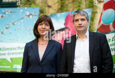 Berlin, Deutschland. 2. April 2014. Die Grüns Top-Kandidaten für die Wahlen zum Europäischen Parlament, Rebecca Harms (L) und Sven Giegold, präsentieren die Europawahl 2014-Kampagne der Partei in Berlin, Deutschland, 2. April 2014. Foto: BERND VON JUTRCZENKA/Dpa/Alamy Live-Nachrichten Stockfoto