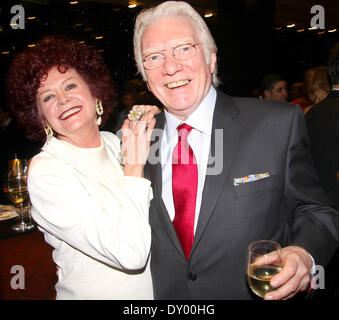 Card Shark Schau der Mayfair Hotel mit: Alan Ford, Patricia Quinn Where: London England bei: 29. November 2012 Stockfoto