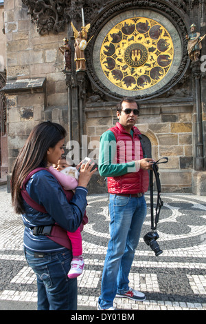 Touristen vor der Astronomischen Uhr Prager Altstädter Ring, Prag, Tschechische Republik Stockfoto