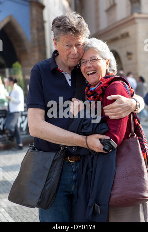 Touristen auf dem Platz vor der Altstadt Uhr, Seniorenpaar Altstädter Ring ältere Frau lächelnd Prag Seniorenpaar glücklich Stockfoto