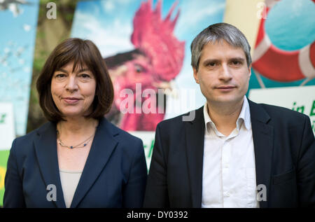 Berlin, Deutschland. 2. April 2014. Die Grüns Top-Kandidaten für die Wahlen zum Europäischen Parlament, Rebecca Harms (L) und Sven Giegold, präsentieren die Europawahl 2014-Kampagne der Partei in Berlin, Deutschland, 2. April 2014. Foto: BERND VON JUTRCZENKA/Dpa/Alamy Live-Nachrichten Stockfoto